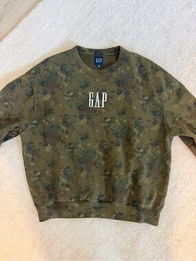 Gap Heavyweight Oversized Logo Sweatshirt – Floral Camo Print